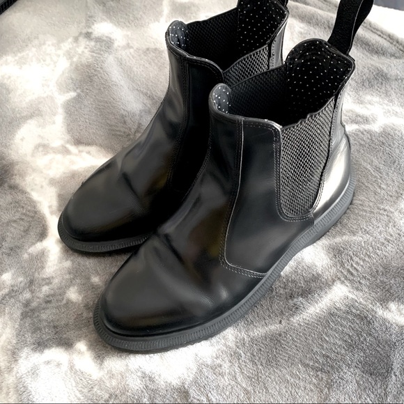 flora smooth dr martens